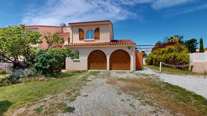La façade de la maison et ses garages