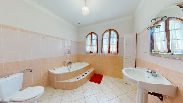 Salle de bain du Gîte Rose avec baignoire